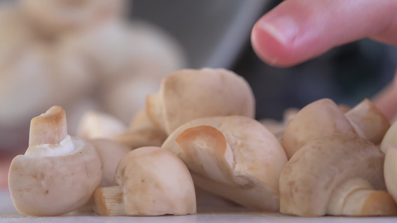 개진 버섯을 모으는 것