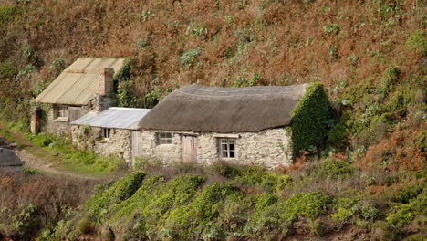 Looking-across-Bessy's-Cove,-The-Enys,-to-the-old-Fisherman-cottage,-cornwall