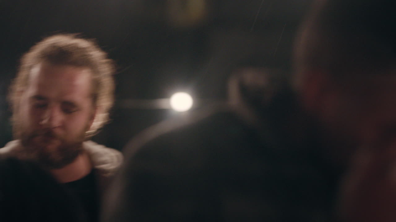 feliz pareja afroamericana bailando juntos divirtiéndose disfrutando de una animada fiesta en la azotea por la noche