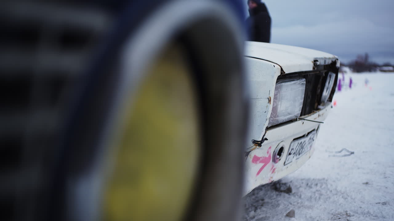 눈 인 표면 에 손상 된 색 자동차