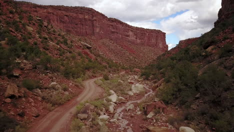 Antena-De-Camino-De-Tierra-Con-Butte-Mesa-Flat-Top-Mountain-En-Un-Hermoso-Día-En-El-Desierto-Suroeste-De-Colorado,-EE.UU.