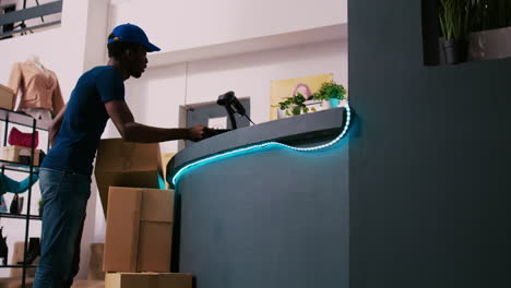 courier showing shipment report