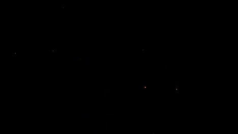 locos fuegos artificiales explotando en la noche negra