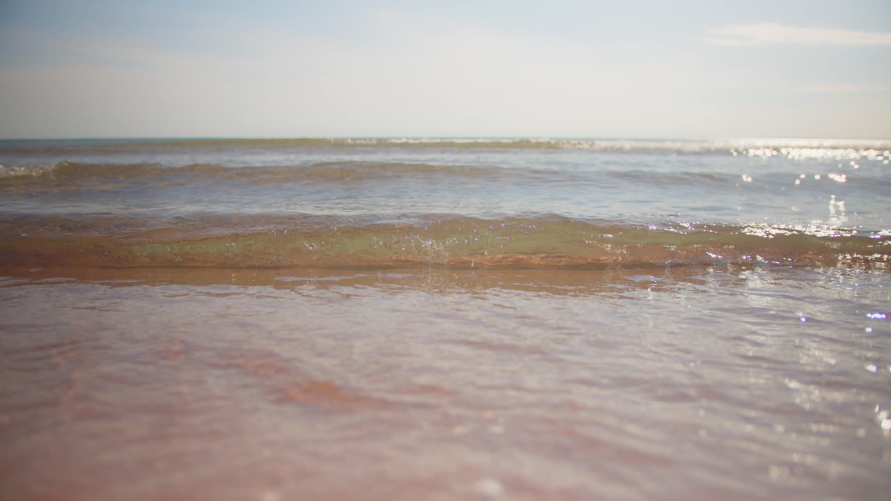 해안에 부 ⁇ 히는 파도