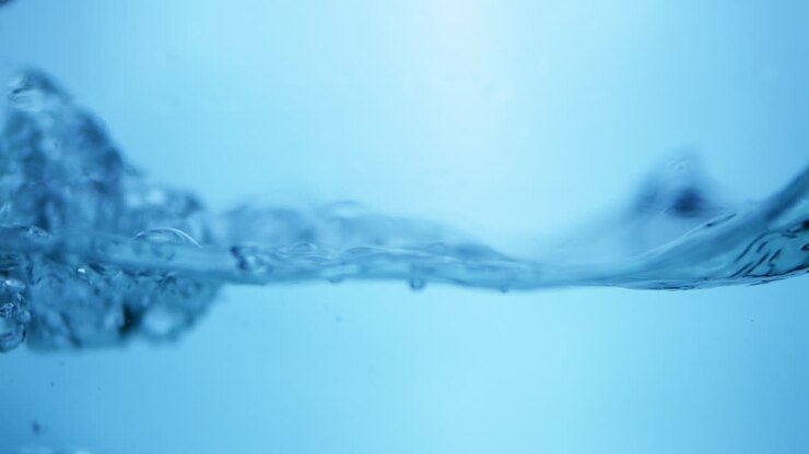 Superficie dell'acqua che scorre liscia in slow motion, tranquillità liquida
