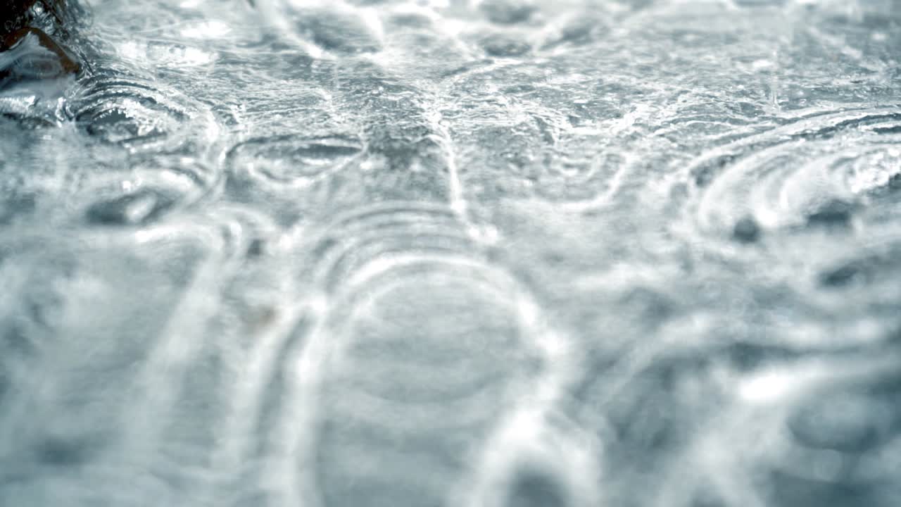 얼어붙은 얼음 구조의 느린 돌리 인