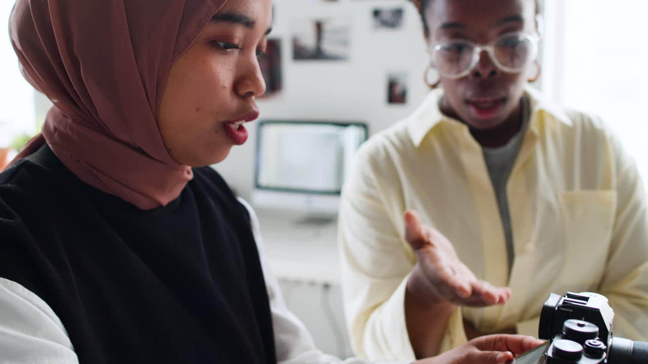 фотографы устанавливают камеру