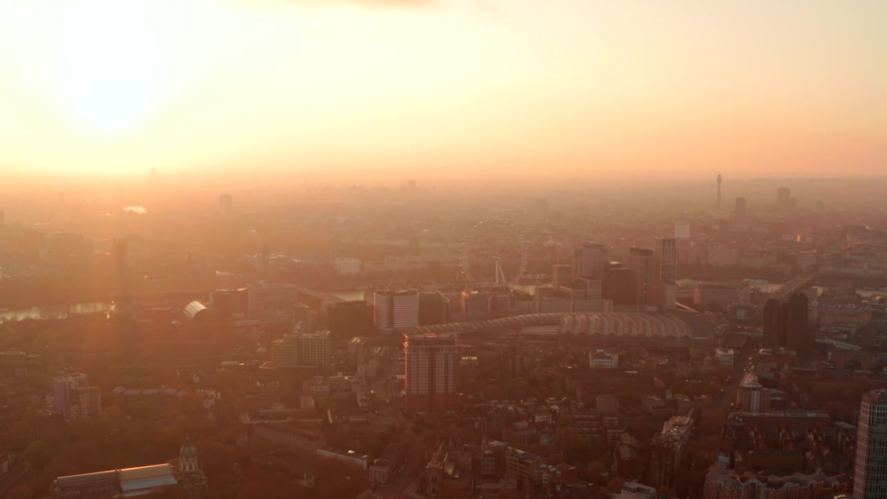 Vista aérea em direção a Waterloo e à London Eye ao pôr do sol