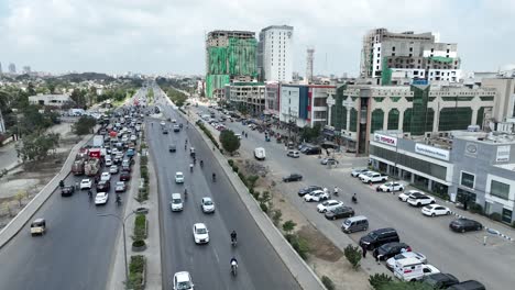 Con-Vistas-Al-Tráfico-En-La-Autopista-En-Karachi