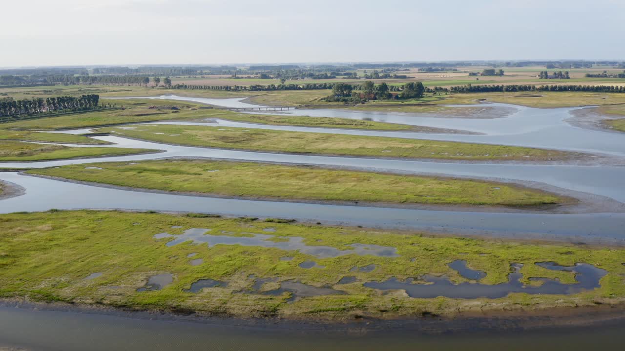 plano general aéreo de dunas de agua - un área natural y un parque recreativo en la provincia de zelanda, países bajos