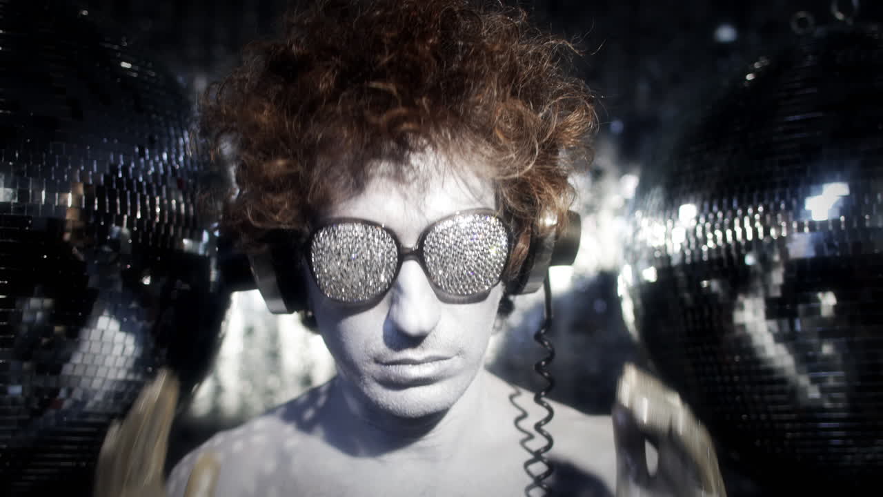 hombre plateado 4k 07