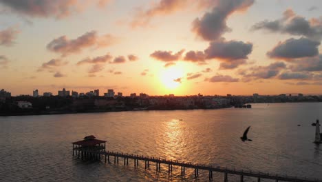 puesta de sol en el puerto viejo y la ciudad de mombasa