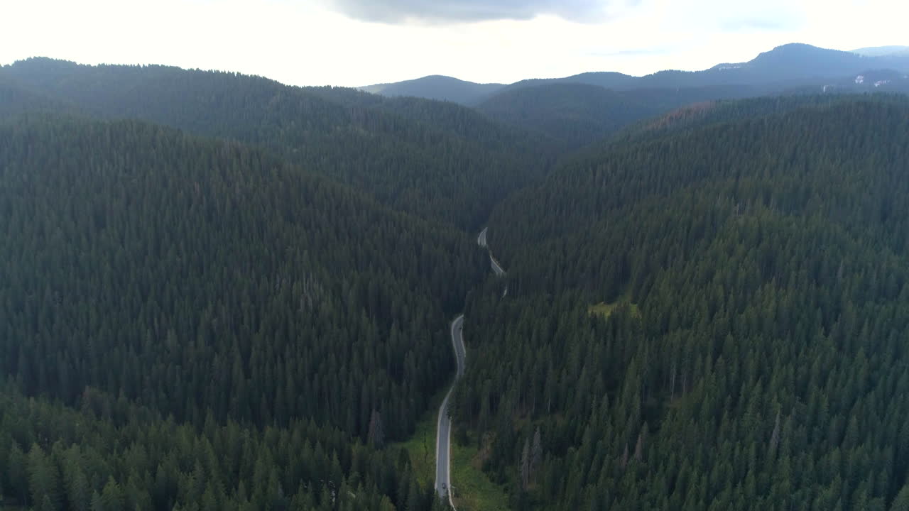 camino a través de la montaña