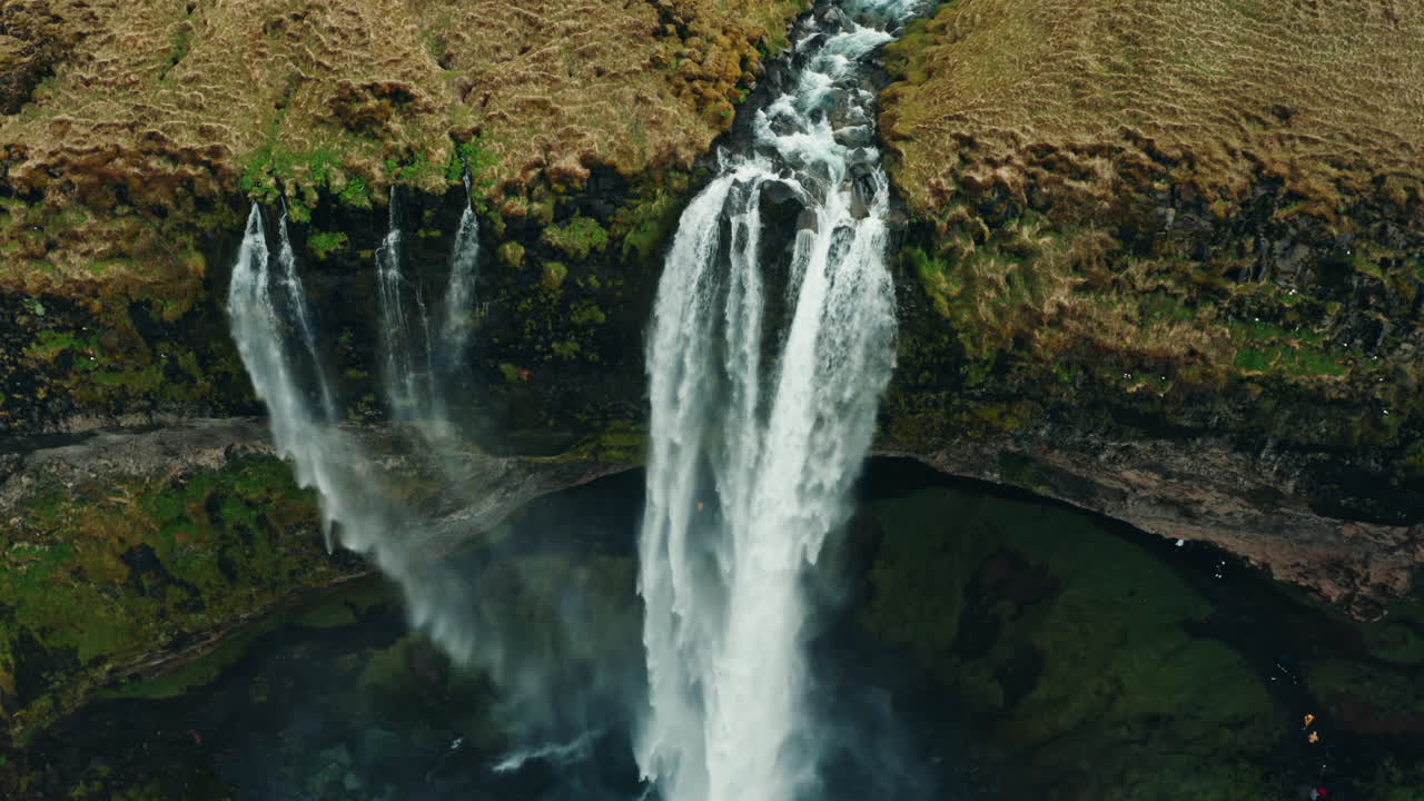 vista aérea cinematográfica de la cascada de seljalandsfoss en el sur de islandia