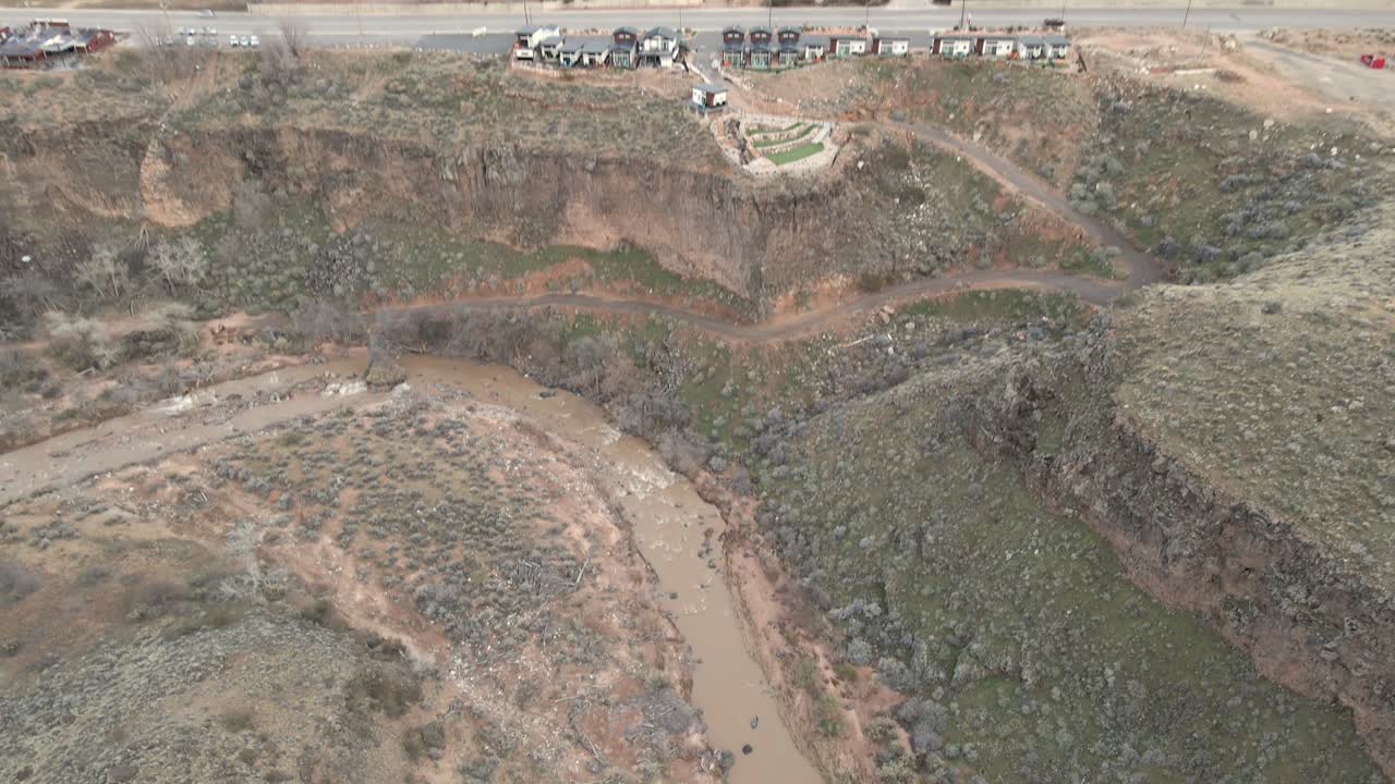 incline hacia abajo la revelación aérea del río virgen a medida que fluye por la ruta 17 en la verkin, utah