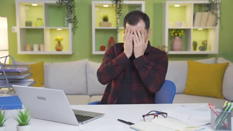 hombre mirando el mercado de valores, acciones, gráficos de inversión desde una computadora portátil.
