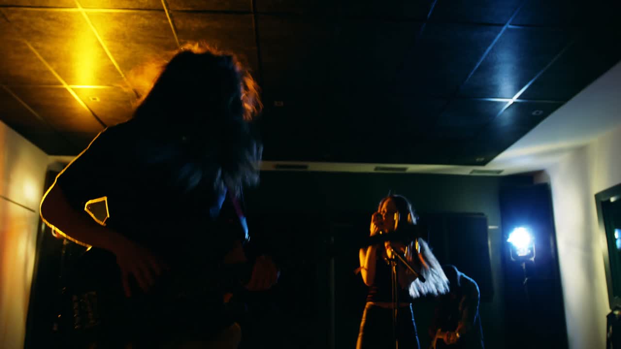 banda tocando en el estudio