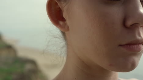 Mujer-De-Rostro-Tranquilo-Meditando-En-El-Primer-Plano-De-La-Playa.-Chica-Pacífica-Cierra-Los-Ojos-Haciendo-Yoga