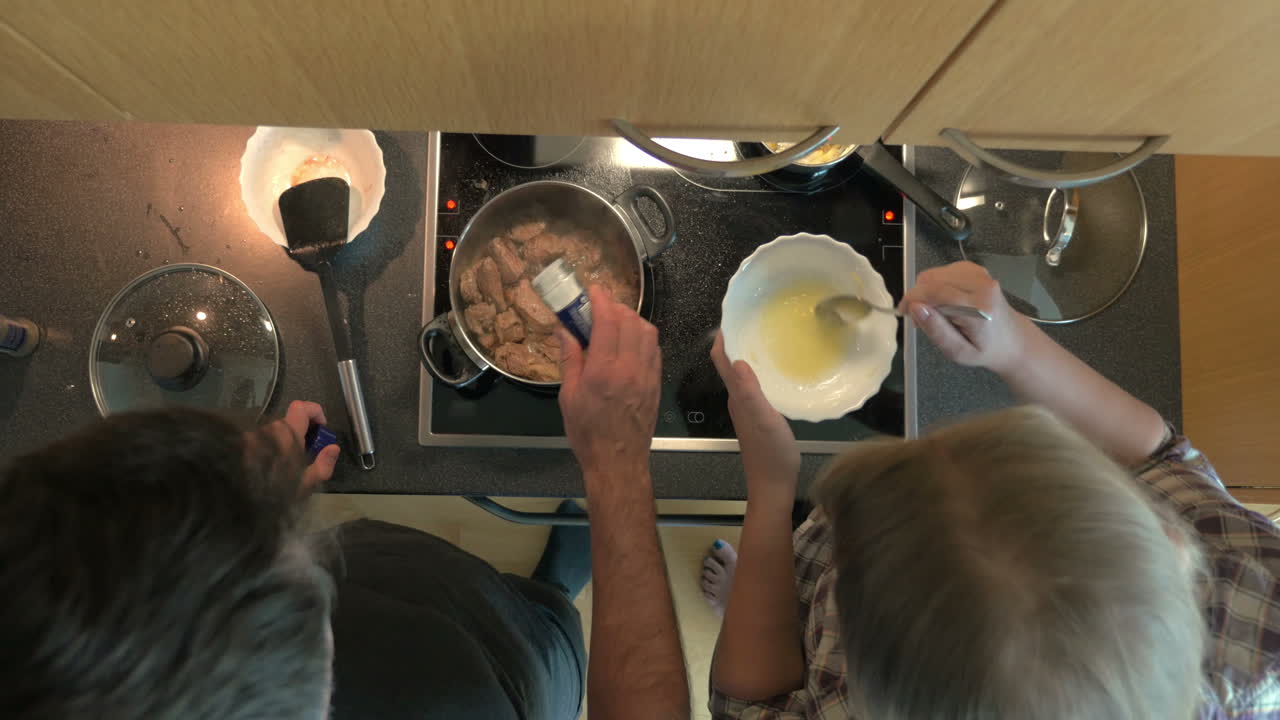 부부가 집에서 고기를 요리하는 것