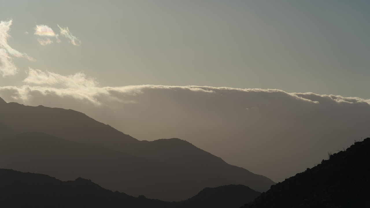 구름과 산 뒤에서 해가 지는 시간