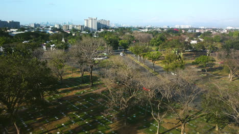 Vista-Aérea-Sobre-El-Parque-Conmemorativo-De-Manila,-Día-Soleado-En-Filipinas