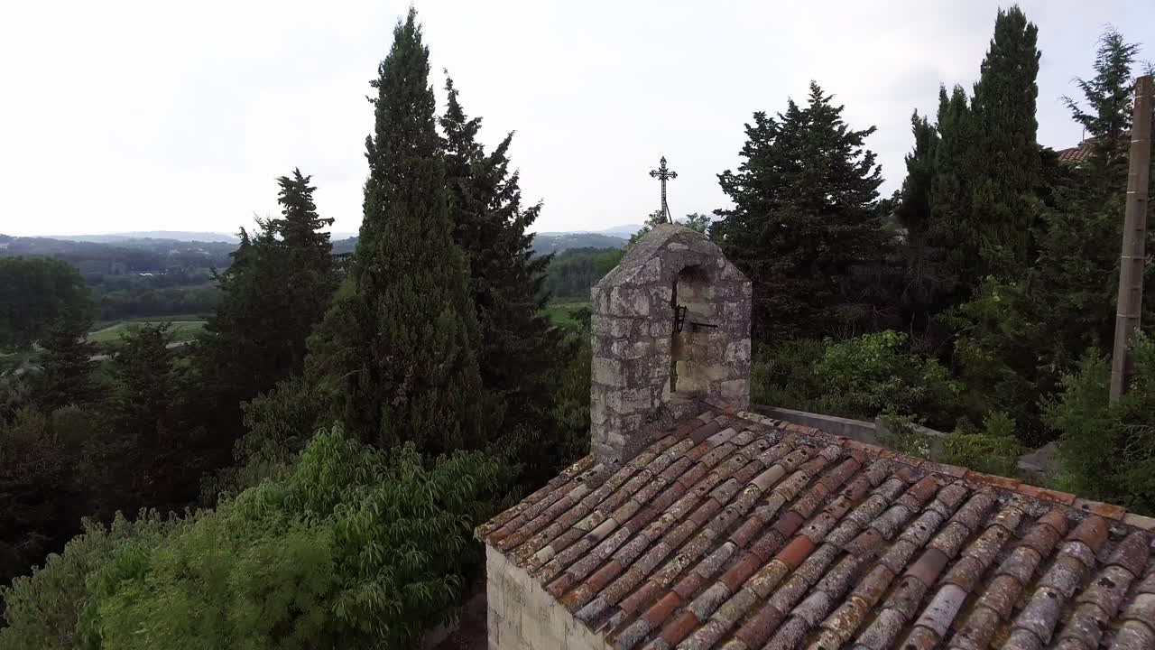 un avión no tripulado disparó sobre una iglesia en el sur de francia con viñedos en el fondo.
