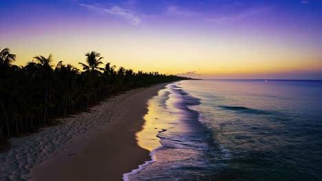 hermosa puesta de sol en una playa tropical