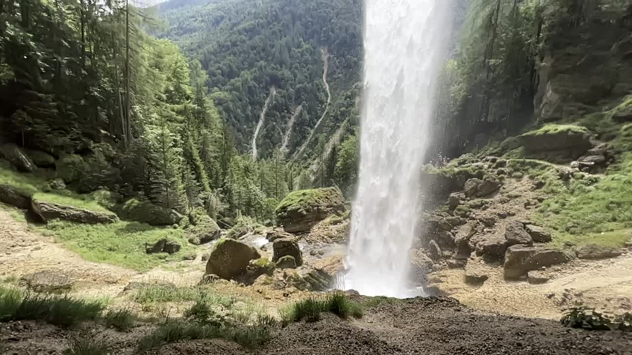 hermoso paisaje con la parte trasera de una cascada en eslovenia
