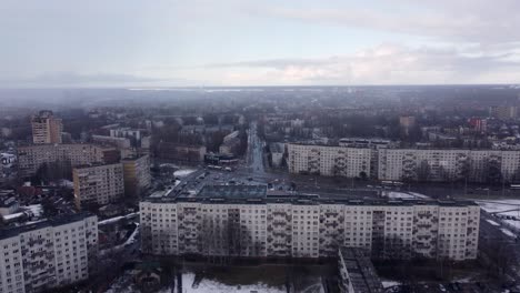 Sombrío-Día-Nublado-Sobre-La-Ciudad-Postsoviética-De-Europa-Del-Este-Con-Edificios-De-Apartamentos