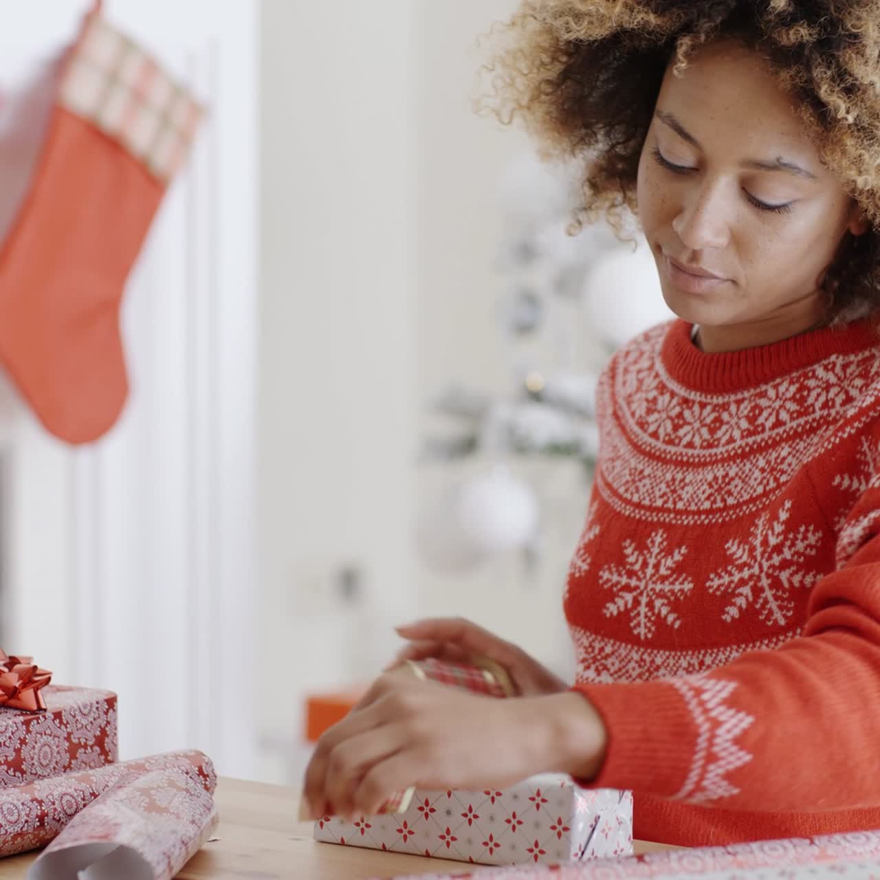 bastante, mujer joven, envolver, regalos de navidad