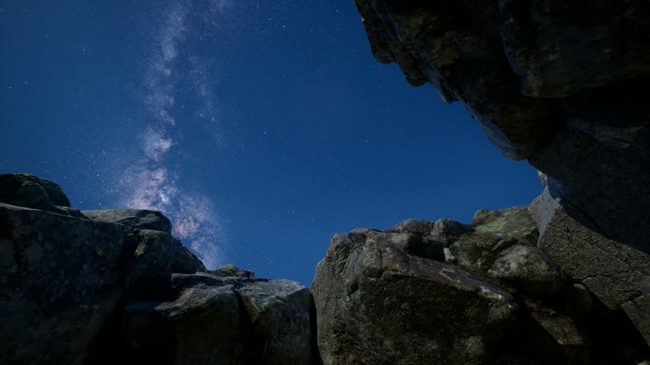 4k astrofotografía rastros de estrellas sobre las paredes del cañón de piedra arenisca.
