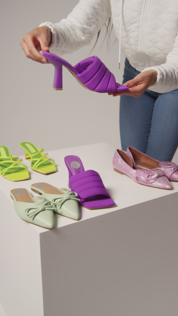 여성 소셜 미디어 인플루언서가 아름다운 신발을 보여주는 사용자 생성 콘텐츠를 제작하는 클로즈업 수직 비디오