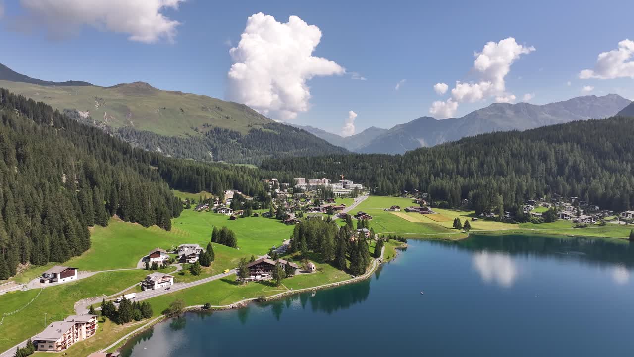 lago de davos y bosque de montaña en la ciudad de davos, cantón de grisons, suiza