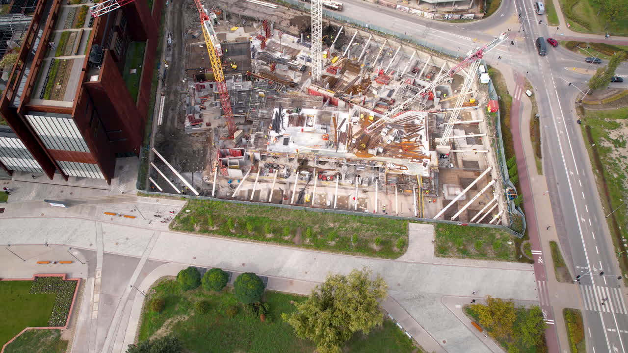 sitio de construcción urbana con grúa