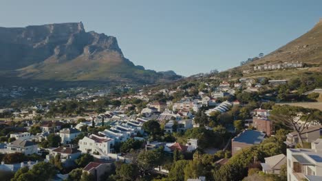 drone volando sobre el área urbana panorámica de ciudad del cabo, sudáfrica