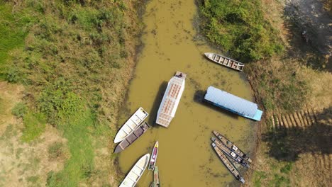 El-Recorrido-En-Bote-Se-Aleja-Mientras-Otro-Bote-Largo-Avanza-Hacia-La-Derecha-En-Bueng-Boraphet,-Nakhon-Sawan,-Tailandia