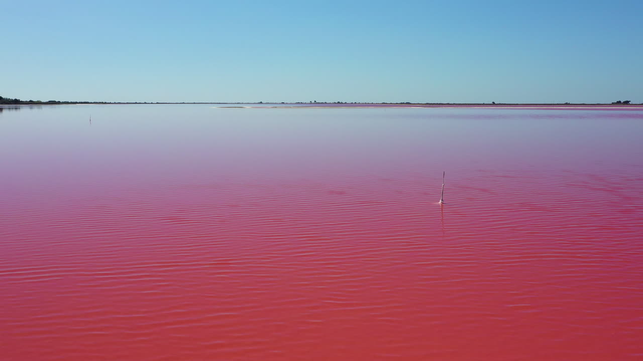 분홍 소금 호수 옆에 위치한 화창한 여름날 프랑스 카마르그에 있는 역사적인 마을 에그 모르트