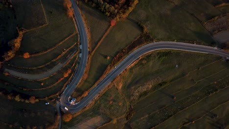 Luftaufnahmen,-Die-Zwei-Autos-Zeigen,-Die-Abwechselnd-Aneinander-Vorbeifahren