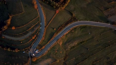 imágenes aéreas que muestran dos coches pasando el uno por el otro en un giro en u