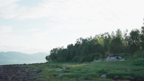 Naturaleza-Verde-Y-Tranquila-A-Orillas-Del-Lago-Cerca-Del-Pueblo-De-Vangsvik-En-Senja,-Noruega