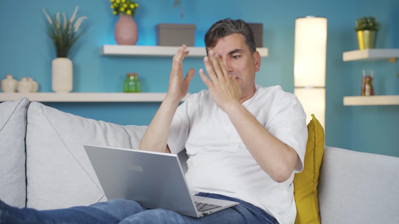 el hombre que mira la computadora portátil se enoja mucho.