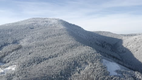 Luftüberführung-Von-Schneebedeckten-Bergwaldbäumen,-Reiseziel-Im-Winterwunderland