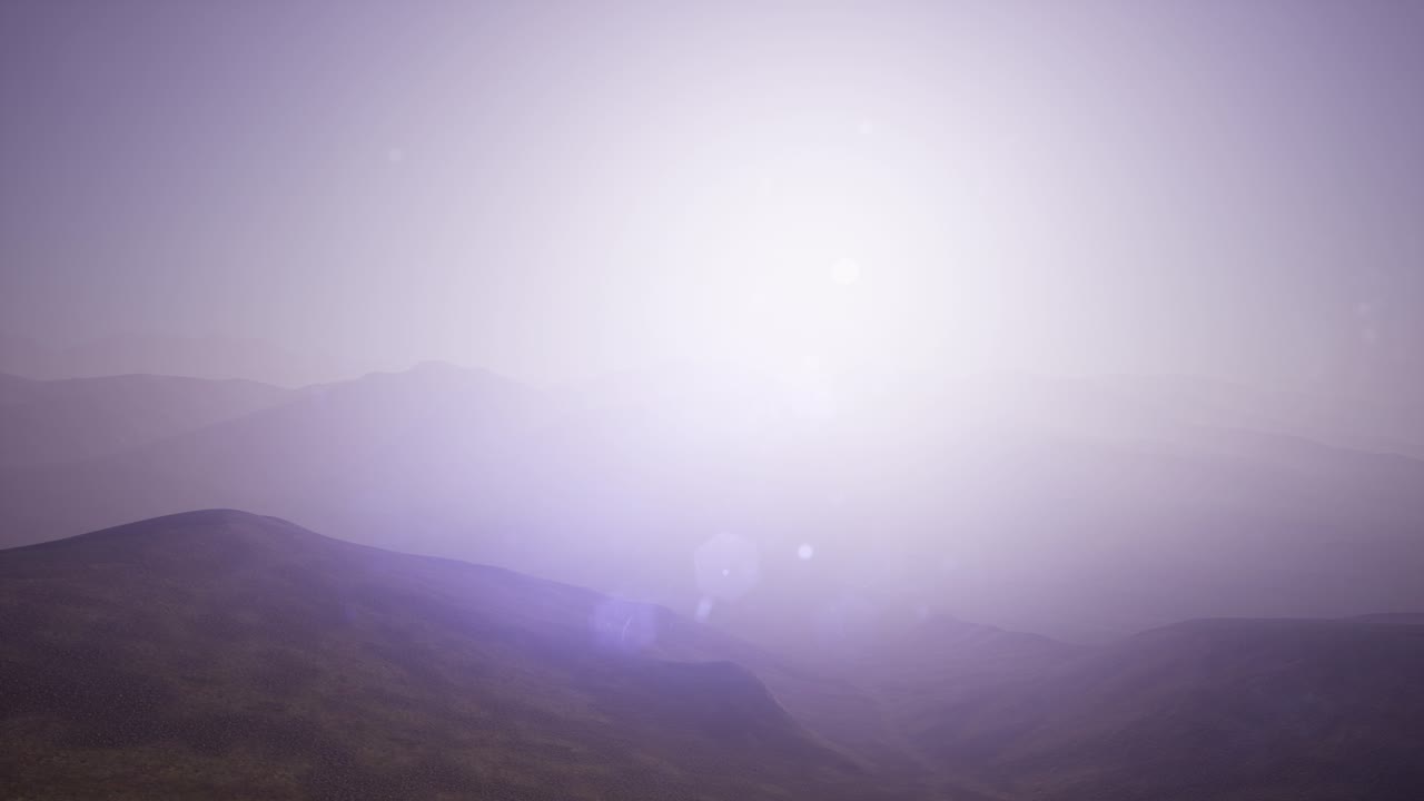 안개 속 에 있는 공중 의 초록색 언덕 풍경