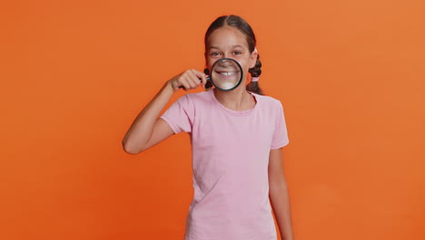 niña feliz sonriente con lupa en los dientes cuidado de la salud higiene concepto de estomatología