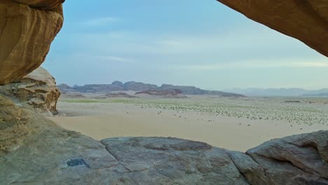 Flug-Durch-Natürliche-Bögen-Im-Wadi-Rum-Schutzgebiet,-Südjordanien,-Naher-Osten