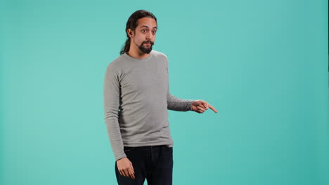 hombre mostrando espacio de texto de copia, haciendo publicidad