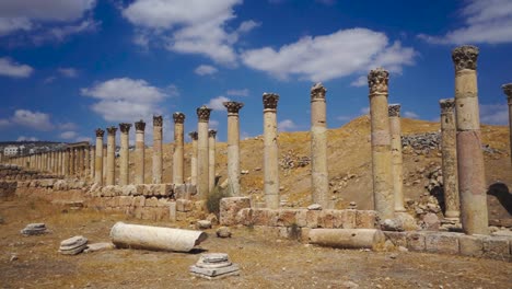 Alte-Säulen-Von-Jerash-Kolonnadenstraße.-In-Jordanien,-Handheld-ansicht