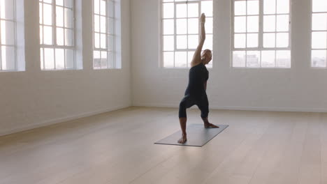 Schöne-Yoga-Frau,-Die-Die-Umgekehrte-Krieger-Pose-Praktiziert-Und-Den-Fitness-Lebensstil-Genießt,-Der-Im-Studio-Trainiert-Und-Den-Flexiblen-Körper-Trainiert,-Frühmorgendliche-Meditation-Auf-Der-Trainingsmatte