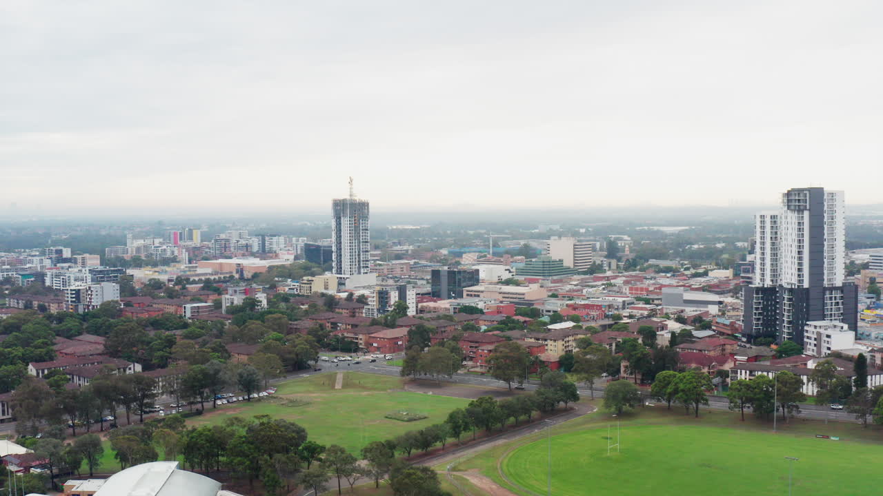 Ripresa aerea con drone che sorvola campi sportivi e da gioco a Liverpool, Sydney, Australia