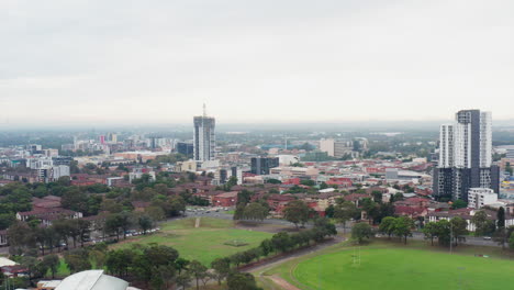 Toma-Aérea-De-Un-Dron-Sobrevolando-Campos-Deportivos-Y-De-Juego-En-Liverpool,-Sydney,-Australia